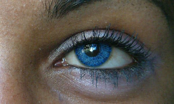 Auge mit farbigen Kontaktlinsen