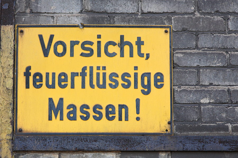 Warnschild im Hochofen